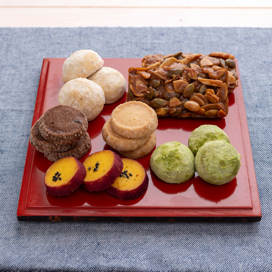 6月22日発売開始　75周年記念クッキー缶　